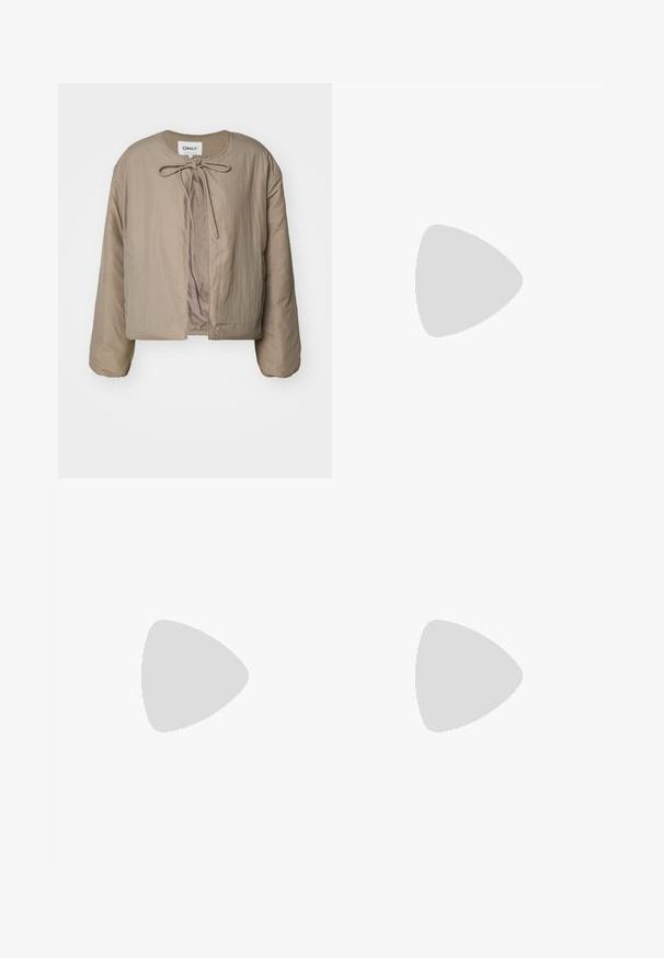 ONLY ONLWENDY BOW JACKET - Casaco leve - fungi; Três camisetas de manga longa empilhadas: preta, cinza e branca. Cada uma tem um decote redondo e um design cropped, feitas de um tecido leve e suave.; Jeans de perna larga azul claro feitos de denim. Apresentam uma cintura alta, fecho frontal com botão e dois bolsos. Textura suave com desvanecimento subtil.; Sapatilhas brancas em couro com detalhes em azul claro, biqueira em camurça cinza e sola em borracha castanha. Apresenta três riscas azuis e a marca "Samba".