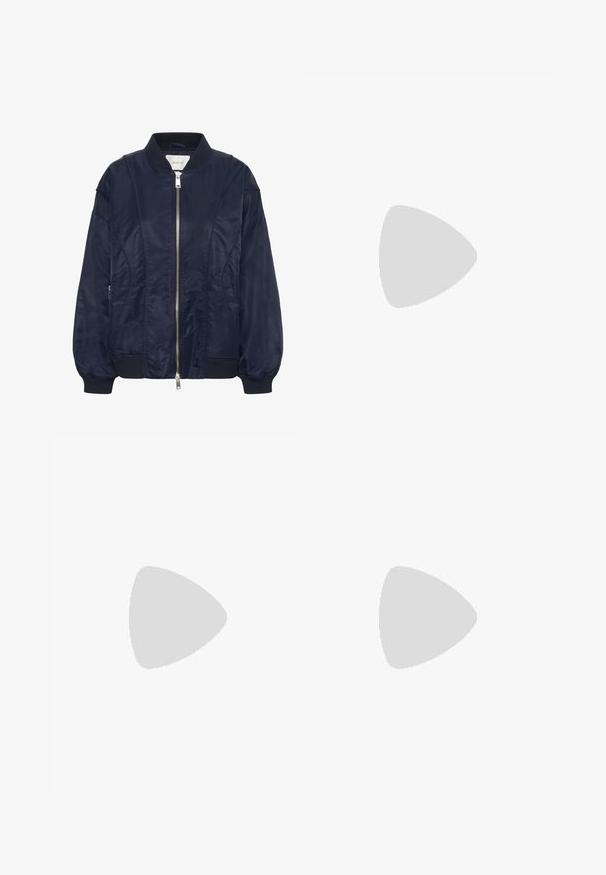 Námořnický modrý bomber jacket se zipem vpředu, elastickými manžetami a žebrovaným límcem. Hladký materiál podobný saténu s bočními kapsami a jemnými švy.; Světle modrá džínsová košile s dlouhými rukávy, špičatým límcem, dvěma kapsami na prsou a kontrastním prošíváním. Obsahuje design hřebenu ve westernovém stylu.; Džíny s širokými nohavicemi v černém denimovém provedení se zipem vpředu, pěti kapsami a jemnými švy. Hladká textura a ležérní styl.; Černé lakované kožené lodičky na pásku s špičatou špičkou a geometrickým blokovým podpatkem. Vyznačují se elegantním, minimalistickým designem a hladkým povrchem.