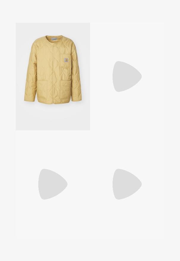 Carhartt WIP SKYTON - Lengva striukė - bourbon; Balta medvilninė marškinėliai su trumpomis rankovėmis, apvaliu kaklu ir mažuoju juodu logotipu kairėje krūtinės pusėje. Minkšta tekstūra ir standartinė forma.; Šviesiai pilki plačius kelnes, pagamintas iš medvilnės. Yra priekinės kišenės ir mygtuko uždarymas. Lygus paviršius su subtiliomis vertikaliomis linijomis.; Balti odiniai sportbačiai su žaliu Nike logotipu, apvalia nosimi, plokščiu padu, derinami su šviesiai mėlynomis džinsinėmis kelnėmis, rodomi ant mėlynos kiliminės dangos.