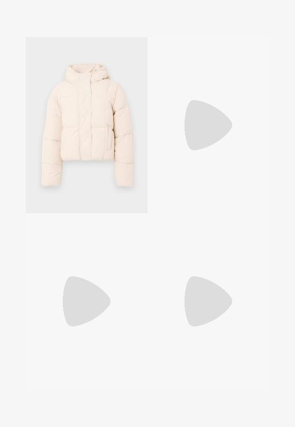 Beżowa kurtka puchowa z kapturem, z pikowanym wzorem, zatrzaskami i bocznymi kieszeniami. Miękka, wypełniona tekstura dla ciepła.; Jasnoszary sweter wykonany z dzianiny, z długimi rękawami, okrągłym dekoltem i centralnym wzorem w warkocz na przodzie.; Brąskowa bawełniana spódnica w kształcie litery A z wysokim stanem, z plisami z przodu i gładką fakturą. Wykończenia dołu są czyste i proste.; Czarne lakierowane buty na szpilce z prostokątnym obcasem i paskiem na kostce, zestawione z szarymi prążkowanymi ocieplaczami na nogi oraz brązową zamszową spódnicą.