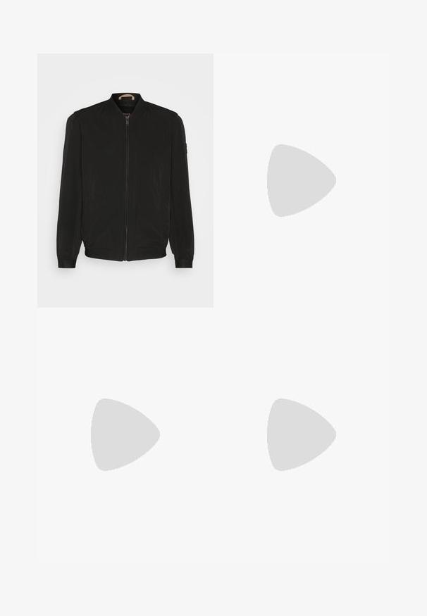 BOSS OTHMARE  - Viegla jaka - black; Melnas kokvilnas t-krekls ar apaļu kakla izgriezumu, īsām piedurknēm un tonālā BOSS logo kreisajā krūtī. Gluda tekstūra, vienkāršs dizains, standarta piegriezums.; Melnas sporta bikses, izgatavotas no mīksta materiāla ar elastīgu jostasvietu, auklu un sašaurinātām kājām. Iekļauta arī maza emblēma sānos.; Melnas skrienamās kurpes ar teksturētu virsmu, gaiši pelēkiem akcentiem un trim horizontālām svītrām brūnā krāsā. Iespējo baltu polsterētu zoli.