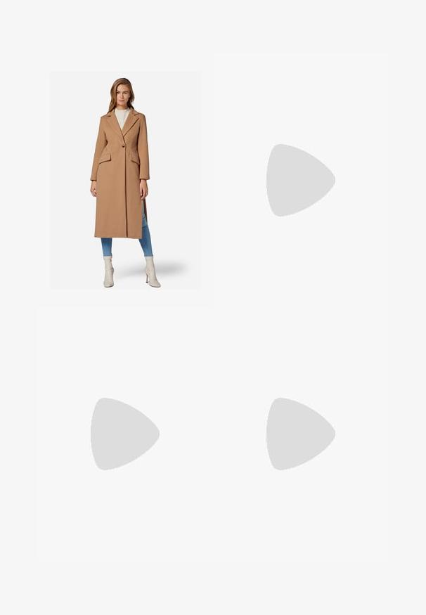 Langer, camel-farbener Mantel mit strukturiertem Finish, einer Knopfschließe, Schößchen und zwei Fronttaschen; getragen über blauen Jeans und weißen Stiefeln.; Schwarzes, schulterfreies Kleid mit langen, transparenten Mesh-Ärmeln, gerafften Seiten, glattem Stoff und figurbetontem Schnitt.; Schwarzer Lackleder-Stiefelette mit spitzer Zehe und einem mittelhohen Blockabsatz. Glatte Textur und minimalistisches Design.; Tommy Hilfiger Sonnenbrille - blue; Schwarze Leder-Umhängetasche mit flacher Form, goldenen Hardware-Details und einem verstellbaren Tragegurt. Glatte Textur mit minimalen Nähten.