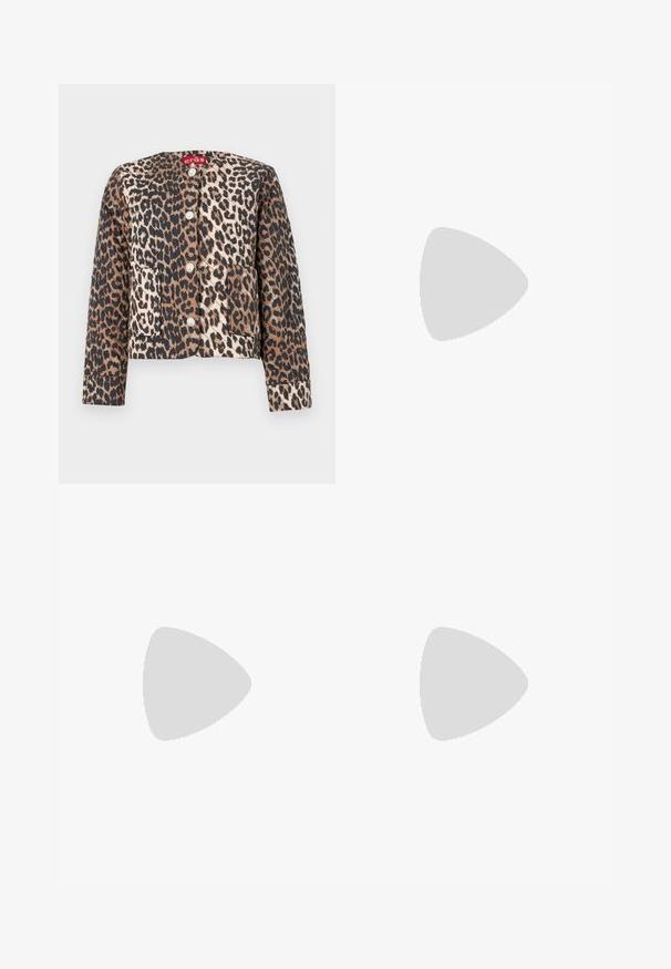Leopardmönstrad kort jacka med rund halsringning, fyra knappar och två framfickor. Tyget har en mjuk textur med en blandning av bruna och svarta nyanser.; Svart bomull t-shirt med korta ärmar som har en rosa grafik av solglasögon och texten "Not Your Girl" på vänster bröst.; Svarta byxor med rak passform, med dubbla fickor, en slät yta och en klassisk midje-design. Ingen synlig hårdvara eller detaljer.; Svarta läderskor med en tjock plattformssula. Rundad tå, detalj med söm framtill och diskreta sömnadsaccenter. Platt, texturerad yttersula.