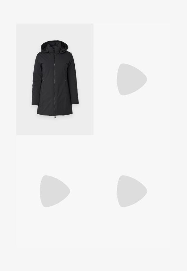 Cappotto invernale nero con cappuccio, chiusura frontale con zip, maniche lunghe e tasche laterali. Materiale liscio e impermeabile con un interno leggermente imbottito.; T-shirt in cotone nero con maniche corte arrotolate, scollatura rotonda e etichetta rossa. Texture liscia, forma aderente con dettagli minimi.; Pantaloni neri a gamba larga realizzati in cotone, con vita alta, ampie tasche laterali e vita con cintura arricchita da dettagli in metallo argentato.; Mocassini in pelle nera con una finitura liscia, dettagli cuciti attorno alla punta e suola in gomma bassa. Abbinati a pantaloni neri larghi.