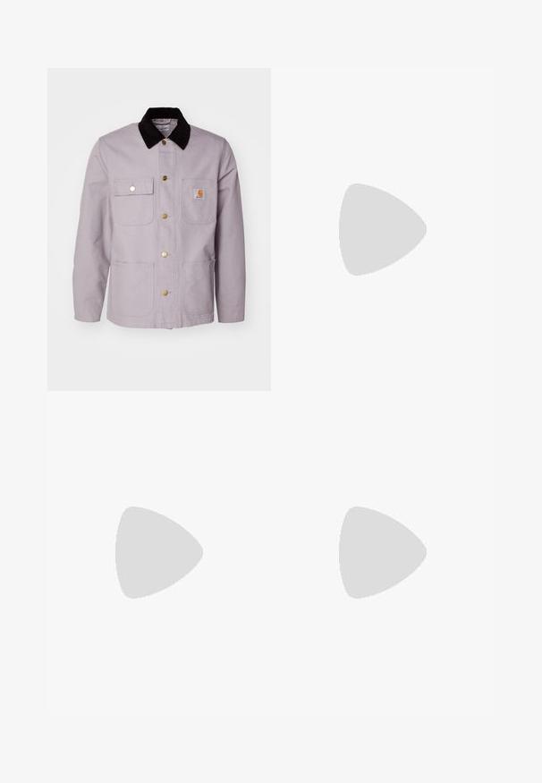 Carhartt WIP MICHIGAN COAT - Denim jacket - yosemite/black; Carhartt WIP AMERICAN SCRIPT - Basic T-shirt - white; Carhartt WIP DOUBLE KNEE PANT - Trousers - yosemite; Gray athletic shoe featuring a mesh and suede upper, white accents, a cushioned sole, and a distinctive design with reflective elements.