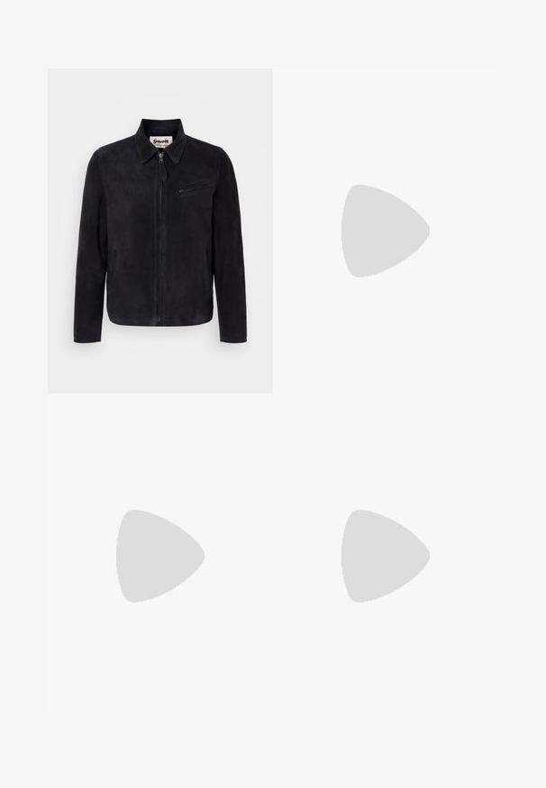 Schwarze Wildlederjacke mit Kragen, Frontreißverschluss und einer Reißverschlusstasche auf der Brust, mit einer glatten Textur und modernem Design.; Dunkelblauer Rollkragenpullover aus feinem Strickmaterial, mit langen Ärmeln und einem taillierten, hohen Kragen. Keine sichtbaren Muster oder Akzente.; Schwarze Denim-Jeans mit geradem Schnitt, ausgestattet mit einem Knopf- und Reißverschluss, fünf Taschen und dezenten Steppnähten.; Schwarzer Leder-Schnürschuh mit abgerundetem Zeh, glatter Textur, minimaler Naht und niedrigem Gummiabsatz. Logo auf der Ferse.