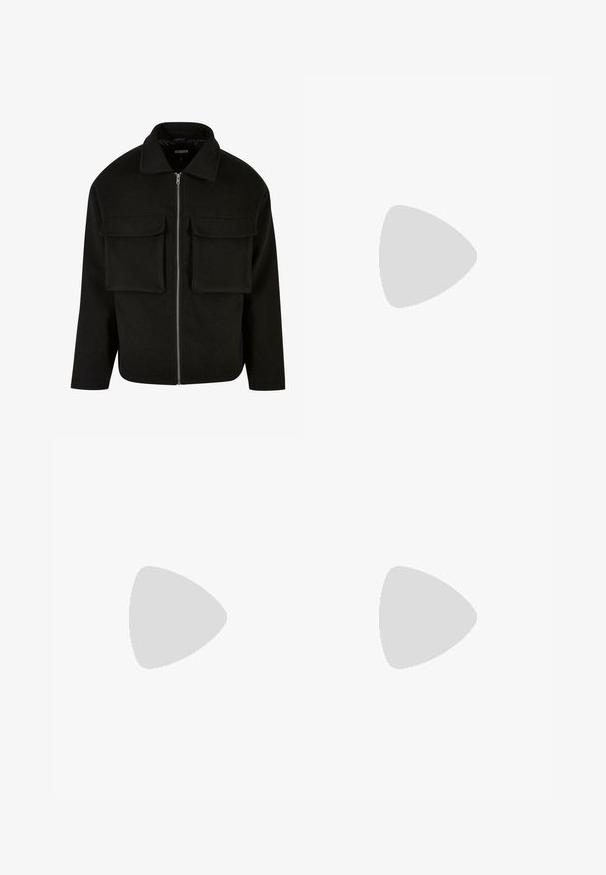 Chaqueta negra con cremallera hecha de tejido texturizado, con cuello, que presenta dos bolsillos de parche en la parte delantera y un corte recto.; Dos camisetas de manga corta: una de color negro sólido y otra blanca con rayas verticales negras. Ambas tienen cierre de botones y un cuello clásico.; Pantalones de mezclilla negra con corte recto, diseño de cinco bolsillos y cierre frontal con botón. Textura suave con detalles de costura mínimos.; Mocasines de cuero negro con punta redonda, que cuentan con un diseño cosido, suela de plataforma baja y una suela de goma texturada y con tacos.