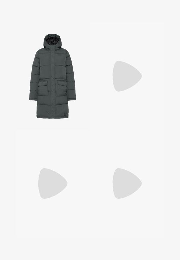 Mørk grå pufferjakke med hette, med en quiltet design, to frontlommer og glidelås. Glatt tekstur og lett isolasjon.; Svart kort garden t-skjorte laget av bomull. Har korte ermer og rund halslinning. Jevn tekstur med et enkelt design, ingen ekstra mønstre.; Sorte bukser med vid benvidde laget av glatt, blankt stoff, med elastisk midje og uten synlige lommer eller detaljer i metall.; Svart canvas sneakers med hvite lisser, hvit gummitåhette og en tykk hvit mellomsåle. Har subtil hvit søm og en gummisåle.