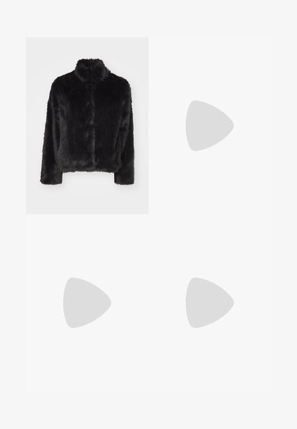 Vero Moda VMMONROE SHORT JACKET - Zimska jakna - black; Tamni pleteni dukserica s visokom ovratnikom i skraćenim dizajnom, s rebrastim manžetama i donjim rubom, te teksturiranom tkaninom kroz cijeli odjevni predmet.; Selected Femme SLFJENNY NEWIBI SKIRT - Suknja A kroja - camel; Crne mokasine s debelim platformom, glatka kožna gornja strana, dekorativni lanac, i blagi potplat s udubljenim detaljem.; Srebrne okrugle naušnice s glatkom, sjajnom završnom obradom i minimalističkim dizajnom te sigurnim zatvaranjem na vrhu.