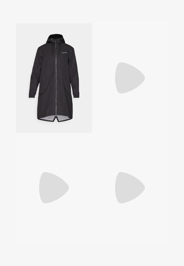 Mustbe, veekindel must pikk jakk kapucni ja esiseibiga, kahe küljetaskuga ning elastsete randmesügadega. Omab võrkkatet ja kergelt kaardus serva.; Hall juppuvarrega, pehmeast, niiskust eemaletõukavast kangast lühikeste varrukatega hall T-särk. Omab ümarat kaelust ning väikest valget logo vasakul ülal.; Must black välitingimustes püksid, mis on valmistatud vastupidavast kangast. Omavad lukugaTaskuid, tugevdatud põlvepaneele ja sirget lõiget liikuvuse tagamiseks.; Tumehallid matkajalatsid, mis on valmistatud sünteetilisest materjalist, omavad pehmendatud kaelaosa, metallist silmuseid ja tekstuurset kummist tallat, mis tagab haarduvuse.