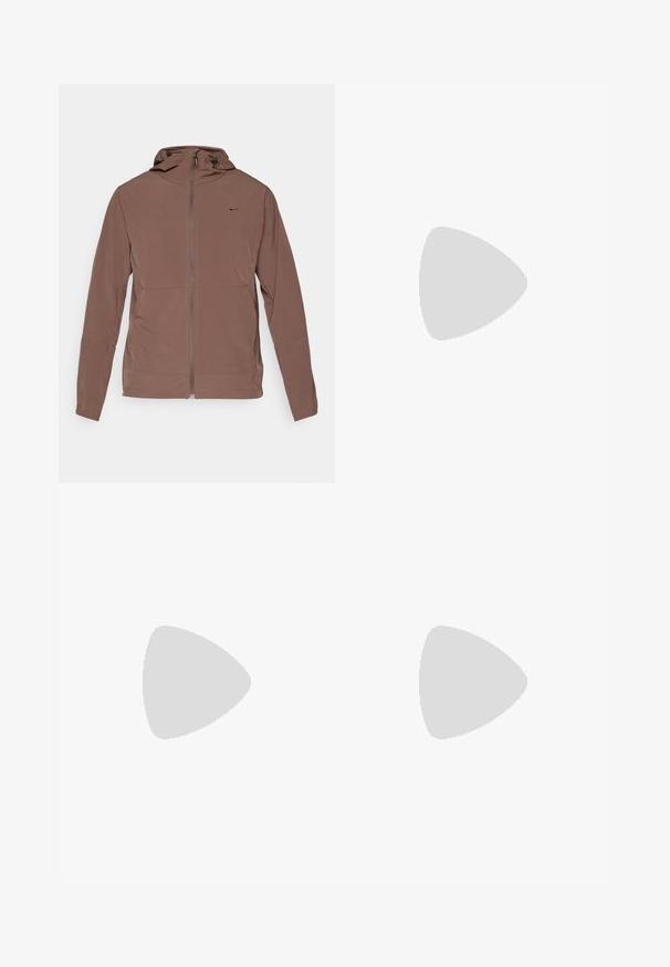 Braune, leichte Kapuzenjacke mit vollem Reißverschluss an der Vorderseite und kleinem Nike-Logo auf der linken Brust, langen Ärmeln und einstellbaren Kapuzenkordeln.; Schwarzes, kurzärmliges Nike-T-Shirt aus glattem Material, mit einem weißen Swoosh-Logo auf der oberen linken Seite und Rundhalsausschnitt.; Schwarze Trainingshose aus einem leichten Stoff mit elastischem Bund, Knöchelabschlüssen und einem dezenten Nike-Logo auf der linken Seite.; Schwarzer Sportschuh mit atmungsaktivem Mesh-Obermaterial, strukturierten Akzenten und einer wellenförmigen Gummisohle. Verfügt über ein reflektierendes Logo und ein Schnürsystem.