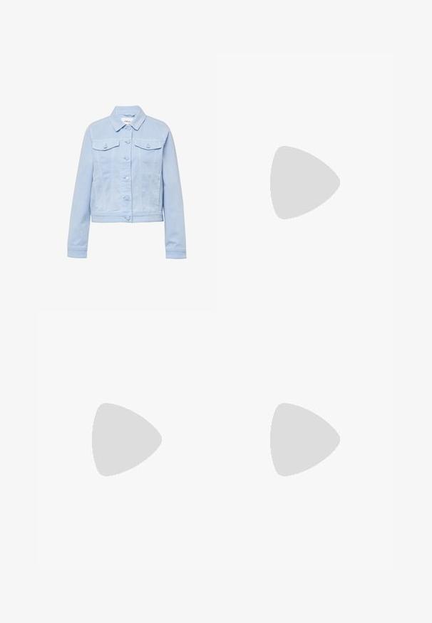 Veste en denim bleu clair à manches longues, avec deux poches poitrine et fermeture à boutons à l'avant. Elle présente une coupe structurée et des détails de couture visibles.; Débardeur rose clair avec des bords gris et des bretelles spaghetti réglables, présentant un grand logo "adidas" gris centré. Matériau en coton.; Shorts de sport roses avec une taille élastique, présentant une bande grise sur les côtés et un petit logo à l'avant. Fabriqués en tissu léger.; Bottes en cuir marron jusqu'au genou avec un bout carré, semelle en caoutchouc noir et détail de sangle à boucle ajustable. Portées avec une jupe grise à rayures.; Lunettes de soleil en écaille de tortue avec des montures ovales, des verres marron et des branches noires fines présentant des accents de motif subtils.; Sac en plastique transparent avec deux poignées transparentes, comportant neuf accents métalliques ronds disposés en motif de grille sur le devant.