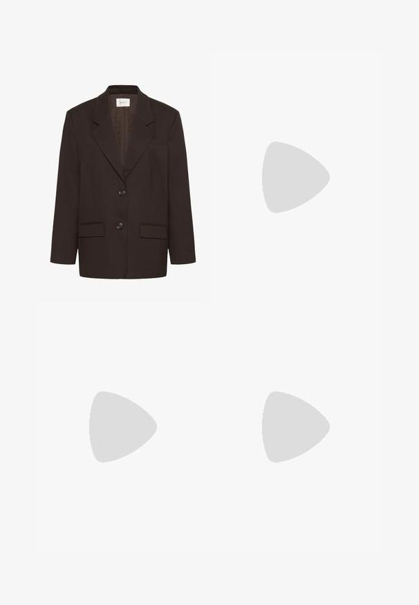 Blazer marrone scuro con revers a notched, due tasche frontali a pattina, due bottoni e una tasca welt sul petto di Gestuz.; Camicia da notte in satin crema con bordi in pizzo, caratterizzata da scollatura a V, spalline regolabili, corpetto plissettato e gonna svasata con bordi ondulati.; Stivali al ginocchio in suede marrone scuro con punte appuntite, tacchi a blocco e cerniere laterali indossati su gambe nude su uno sfondo bianco.; Occhiali da sole ottagonali con lenti scure, dettagli in metallo dorato e stanghette in plastica nera; comprende una catena dorata rimovibile.; Borsa in suede nera con dettagli in pelle liscia, manici rotondi doppi, tracolla rimovibile e chiusura con zip in metallo. Logo impresso sul davanti.