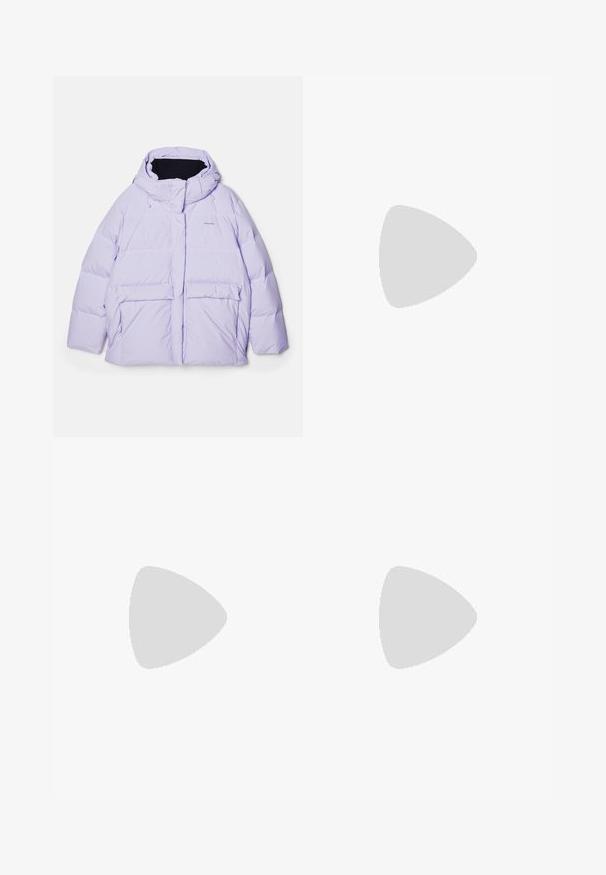 Lavendel puffjacka med avtagbar huva, två framfickor, sydda paneler och en broderad logotyp på bröstet.; Vit bomull t-shirt med kort ärm, rund halsringning, avslappnad passform och söm i nederkant. Etikett synlig på insidan av halsen.; Vita vida-byxor gjorda av bomull med en slät textur. Har en framknapp, gylf med dragkedja och fyra fickor.; Svart klack-sandal med korsade remmar och justerbar spänne. Har en slät textur och en taperad stilettklack.