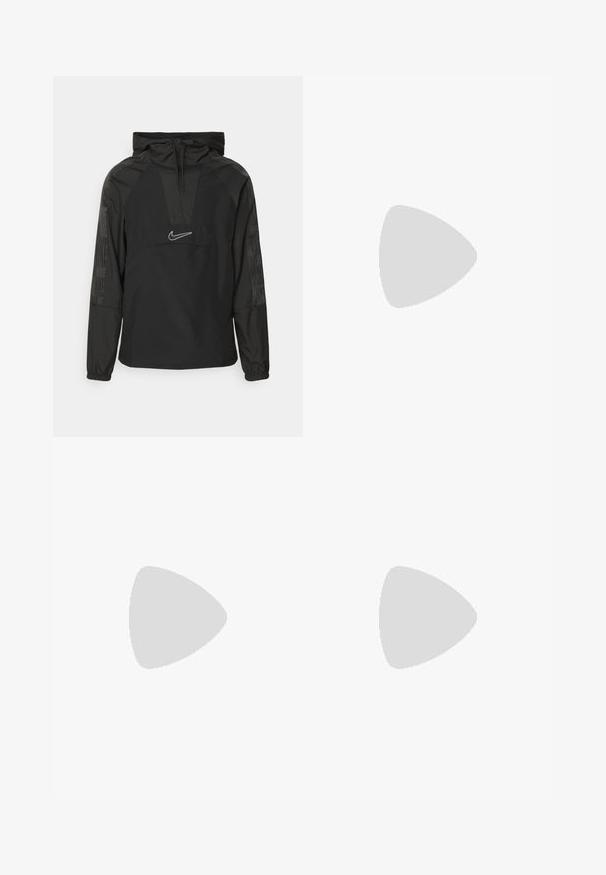Musta Nike huppari, jossa on puolivetoketju, joustavat hihansuut, etupocketti läpällä ja tonalisesti painettu Nike-teksti hihoissa.; Musta Nike juoksupaita, joka on valmistettu kevyestä ja hengittävästä materiaalista. Paidassa on lyhyet hihnat ja pieni valkoinen logo rinnassa.; Mustat Nike-housut, joissa on joustava vyötärö, kapenevat lahkeet ja hienovarainen logoakseli. Valmistettu sileästä kankaasta yksinkertaisella muotoilulla.; Musta urheilukenkä, jossa on teksturoitu päällinen, valkoinen Nike-tikkaus ja valkoinen kumipohja. Kenkässä on nauhakuji ja dynaaminen muoto.