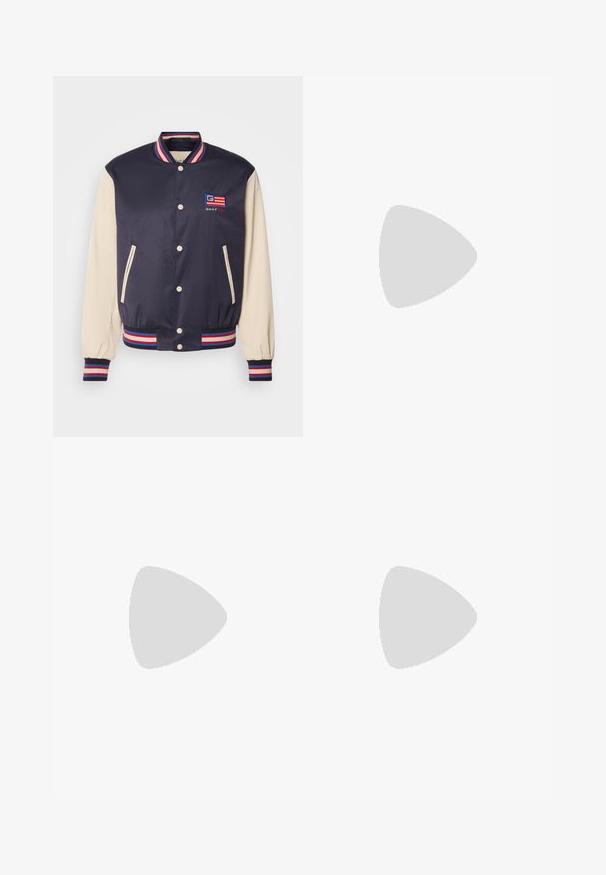 Mörkblå varsityjacka med crèmefärgade ärmar, randig ribbad krage och manschetter, broderad logotyp och tryckknappar. Två sidfickor.; BOSS TEE - T-shirt - bas - open white; Beiga bomullbyxor med rak benform, utrustade med knappstängning och veck framtill för extra detalj.; Vit och ljusbeige atletisk sneaker med ett meshöverdrag, perforerade detaljer och en texturerad mellansula med varumärke på hälen.
