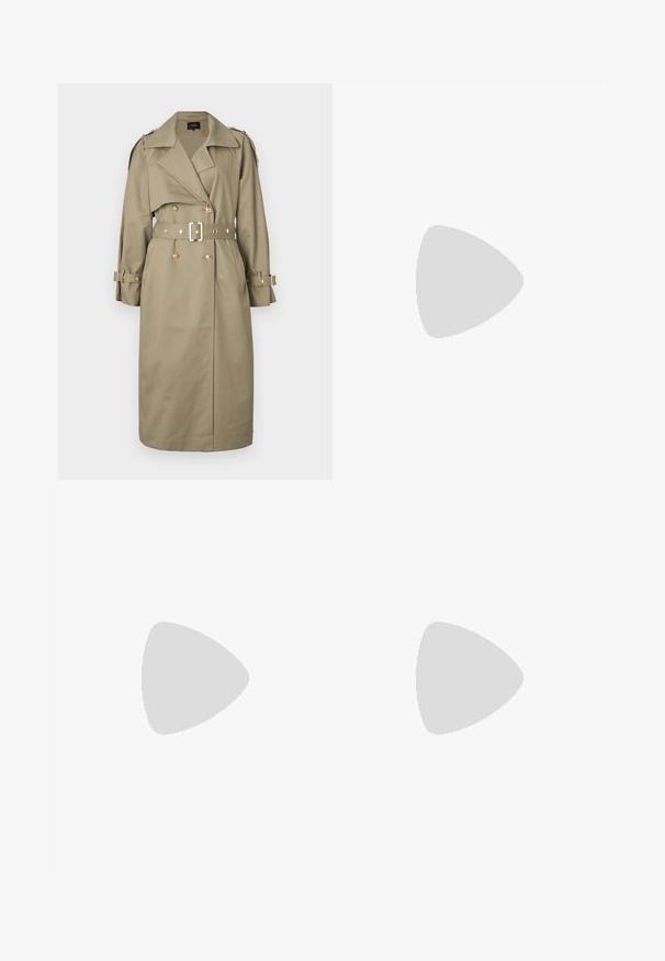 Maje GREENA khaki; Biała bawełniana koszulka z krótkimi rękawami, okrągłym dekoltem, dopasowanym krojem i gładką fakturą. Metka z logo przy dekolcie.; Granatowe spodnie o szerokich nogawkach z plisami, zapinane na guzik, o gładkiej fakturze materiału. Zaprojektowane z myślą o luźnym, komfortowym dopasowaniu.; Czarne skórzane buty typu slingback z ostrym noskiem, małym obcasem i ozdobnym zapięciem na górze. Gładka faktura, minimalistyczny design.