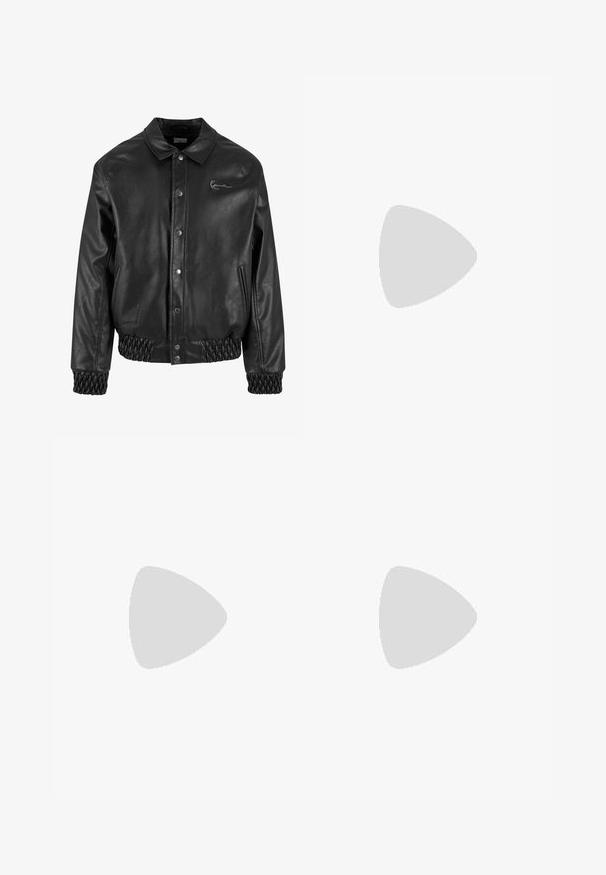 Giubbotto in pelle nera con collo a revers, bottoni a pressione, tasche laterali e orlo e polsini in maglia elasticizzata. Presenta un logo discreto.; T-shirt bianco a maniche corte realizzato in cotone, con scollatura rotonda e vestibilità rilassata. Texture liscia, senza motivi o dettagli visibili.; Pantaloni neri con design a pieghe sul davanti, realizzati in tessuto morbido. Presentano una chiusura con bottone e passanti per cintura; vestibilità a gamba dritta.; Sneaker bianco in pelle con chiusura a lacci, superficie testurizzata e una robusta suola in gomma bianca con un bordo seghettato per migliorare la presa.; Occhiali da sole con montatura in metallo e lenti verdi ovali. Montatura sottile in metallo argento e terminali neri. Design minimalista, senza loghi visibili.