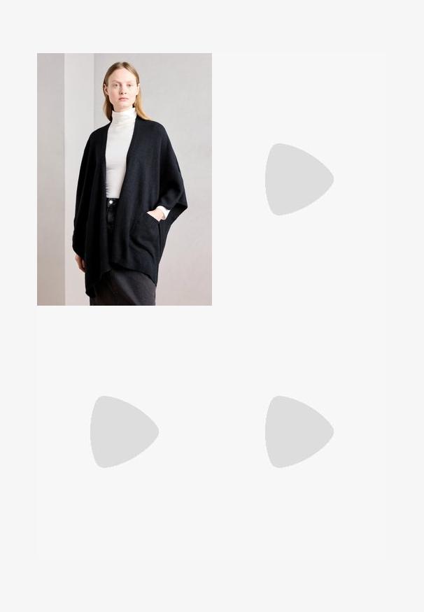 Anna Field Skraistė - black; Du kišeninės ilgomis rankovėmis turtleneck marškiniai, vieni balti, kiti juodi, pagaminti iš lygaus, tampraus audinio, abu su siauru figūrą pabrėžiančiu dizainu ir aukštais apykaklėmis.; Juodas džinsinis midi sijonas su prigludusia juosmens linija, priekyje užsegamas mygtukais ir su plonu apdailos kraštu. Sijonas turi klasikinį penkių kišenių dizainą ir lengvą tekstūrą.; Juodos plokščios bateliai su minkštu, tekstūruotu viršumi, turintys dvi reguliuojamas dirželius ir apvalios noselės dizainą, sumontuoti ant plokščios gumos padais.