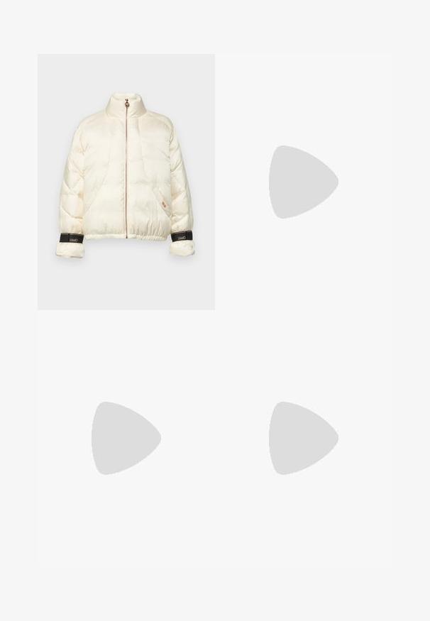 Giacca puffer color crema con colletto alto e zip in oro rosa. Presenta polsini elastici con accenti neri del marchio e una vestibilità cropped.; Top corto nero a maniche corte realizzato in materiale liscio, con design peplum e vita cintata adornata da due bottoni tondi in tono argento.; Pantaloni larghi neri con un motivo floreale crema. Realizzati in tessuto leggero, con una texture liscia e una vita alta.; Stivale in suede nero alto fino al ginocchio con tacco a blocco, punta affusolata e design liscio e senza cuciture su uno sfondo chiaro e semplice.