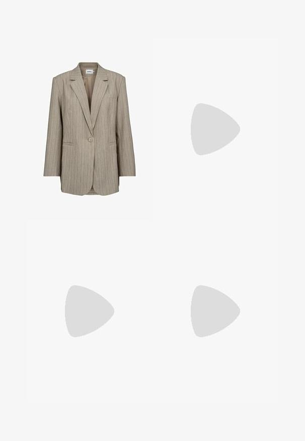 Moves DAIZY - Halflange jas - humus; Lichtblauwe mouwloze jurk met een V-hals, geplooide top en gelaagde rok. Gemaakt van gestructureerde stof met verstelbare bandjes.; PULL&BEAR Cowboy-/Bikerlaarzen - taupe; Schildpadbril met een rechthoekige vorm, groengetinte lenzen en gepatterde acetaat montuur. Kenmerkt metalen accenten nabij de lenzen.