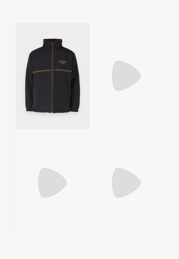 Billabong GNARALOO JACKET - Parka - stealth; Hvit bomull t-skjorte med korte ermer, som har en liten svart logo på brystet og et merke nederst til venstre.; Mørkeblå vide jeans laget av denim med rett snitt, fem lommer, og avsluttende sømmer langs kanten.; Hvite sneakers med teksturerte brune gummisåler, med tre horisontale striper og en glatt overflate, iført denimbukser.