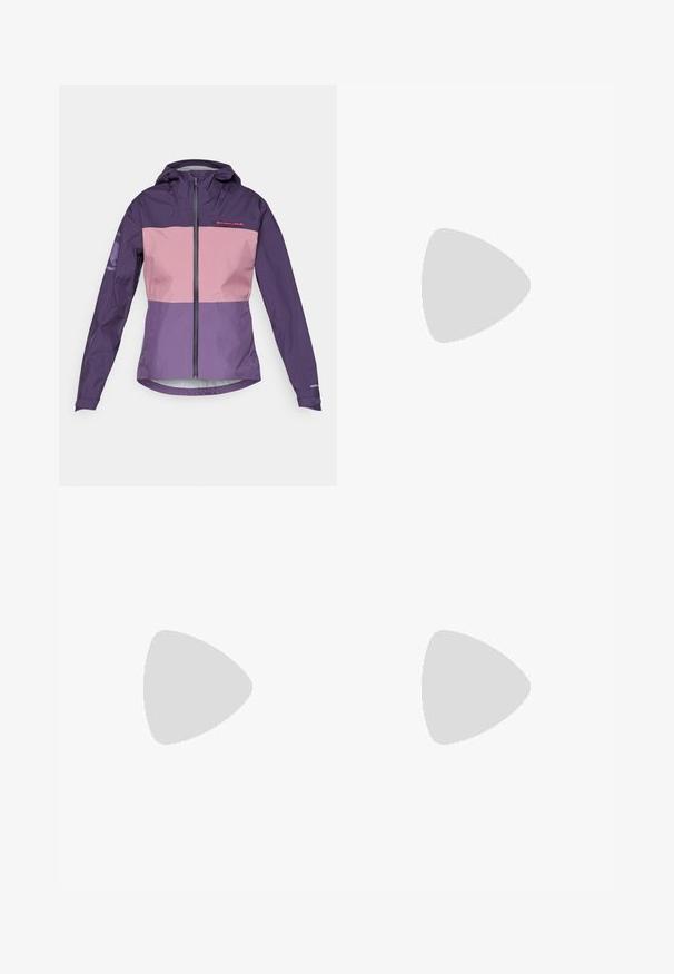 Lilla og rosa vanntett jakke med glidelås foran, justerbar hette og kontrasterende paneler. Har logo på brystet og ermene.; Hvit T-skjorte med korte ermer med rosa Adidas-logo på venstre bryst og BMW Berlin Marathon-logo på høyre bryst.; Svarte treningsshorts med teksturert overflate, med en bred linning og et Adidas-logo i lyseblått nederst til venstre.; Hvite sportsko laget av mesh-materiale, med et strømlinjeformet design, rund tå, strukturert hæl og tre striper på utsiden.