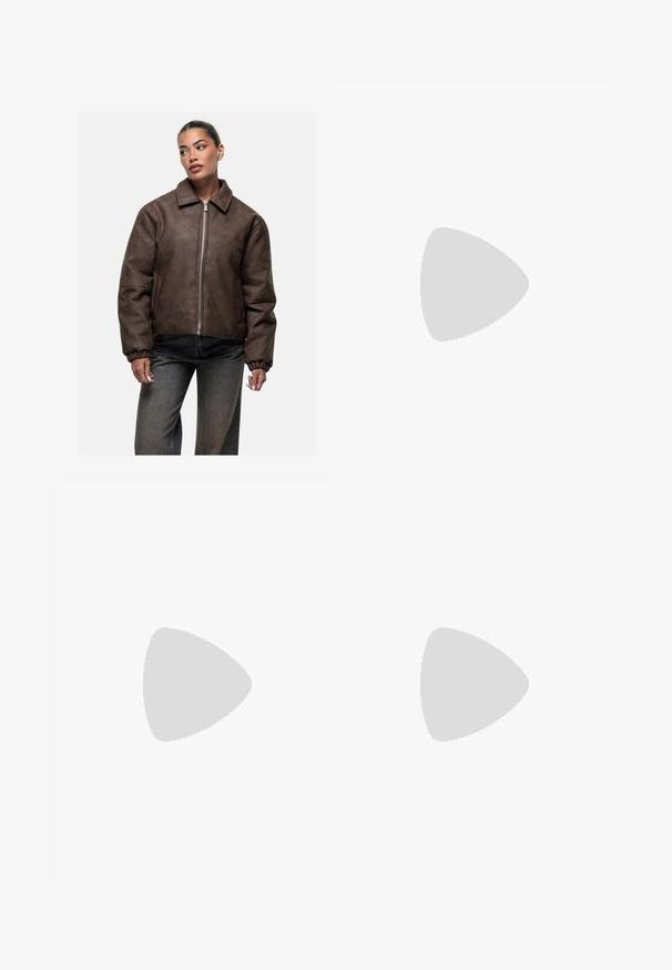 Giubbotto bomber in finta pelle marrone con zip frontale, grande colletto, polsini elasticizzati e tasche laterali. Presenta una superficie liscia e opaca.; Top bianco aderente realizzato in tessuto a coste, con maniche a farfalla e dettagli arricciati sui lati per texture e forma.; Jeans larghi in denim nero con cinque tasche, chiusura con bottone metallico e zip, e cuciture gialle a contrasto lungo le cuciture.; Sandal in pelle nera open-toe con una fascia ampia e un tacco a blocco solido. Caratterizzato da una texture liscia e un design minimale.