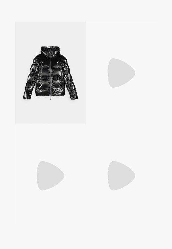 EA7 Emporio Armani KITZBUHEL FASHION JACKET - Slidinėjimo striukė - black; Balta medvilninė polo marškinėliai su klasikiniu apykaklės dizainu, trumpomis rankovėmis ir tamsiai mėlynu siuvinėtu logotipu kairėje krūtinės pusėje. Penkių mygtukų užtrauktukas.; Juodi sportiniai šortai su plačiu juosmeniu, raukšlėtu dizainu ir mažyte balta logo akcentu apatiniame kairiajame kampe. Minkšta, lengva medžiaga.; Balti sportiniai batai su tekstūruotu tinkliniu viršumi, sidabriniais akcentais ir lengvu padu, kuriame yra mažų sukibimo kaiščių, paženklinti "ULTRA FLIGHT."