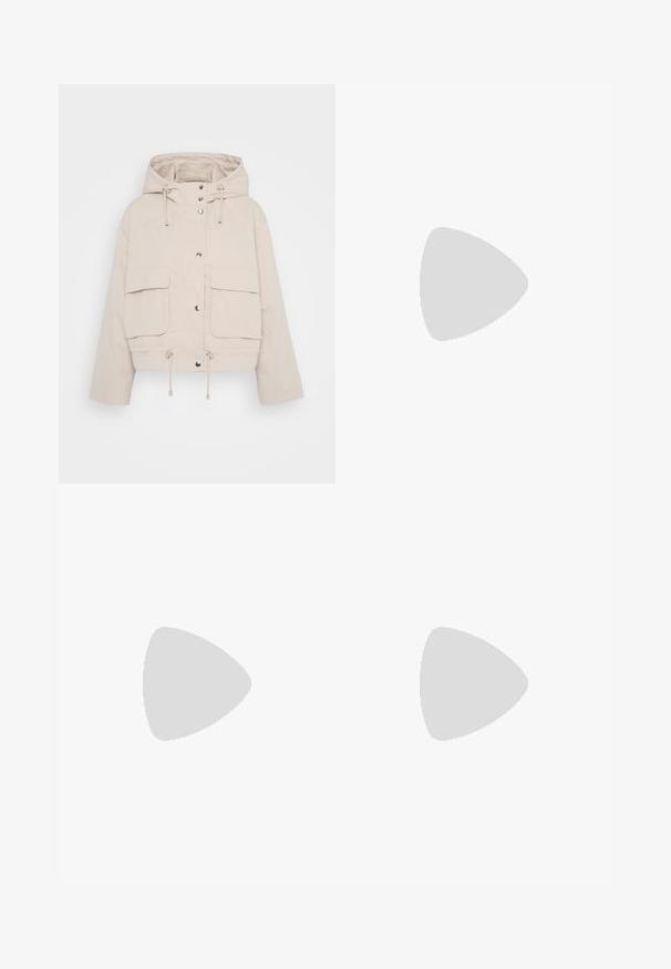 Bež, skrajšana jakna iz lahkega materiala ima kapuco, zaponke na gumb in dve veliki sprednji žepi z vrvicami na robu.; Even&Odd Petite 3 PACK - Majica z dolgimi rokavi - black/white/light green; Črne, lahke široke hlače z elastičnim pasom in vrvico. Gladka tekstura, brez vidnih vzorcev ali dodatkov.; Črna nabrana krila z višjim sprednjim in nižjim zadnjim delom, kombinirana z sijočimi rdečimi balerinkami s trakastim dizajnom. Tkanina ima gladko teksturo.; Želve sunčane naočale s pravokutnim smešnim lećama, debelim okvirom i tankim ručkama s uzorkom različitih nijansi smeđe boje.; Zlate uhane v obliki obročkov z gladko, sijočo površino. Krožna zasnova s majhnim nosilcem in prozornim podplatom za varno nošenje.