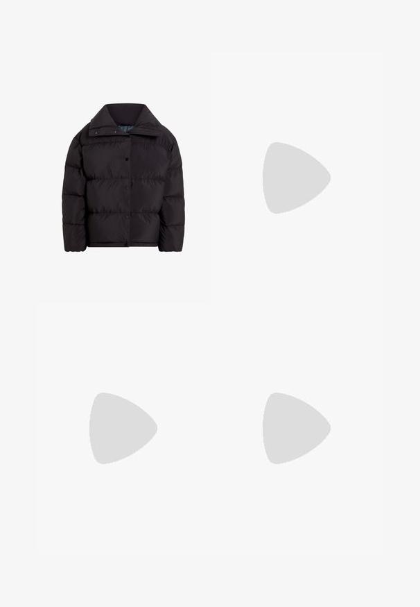 Fekete puffadtáska magas gallérral, cipzáras elülső résszel és patentos gombokkal, sima, szigetelt anyagból készült, párnázott részekkel.; Fekete, rövid ujjú felső sima anyagból, peplum fazonnal és övvel a deréknál, két kerek, ezüst árnyalatú gombbal.; Fekete nadrág, egyenes lábakkal, oldalsó zsebekkel és sima szövet textúrával. Minimális részletezés, letisztult derékpánt.; Fekete nubuk térd fölé érő csizma, tömbsarokkal, hegyes orral és sima, varrat nélküli dizájnnal, világos háttérrel.