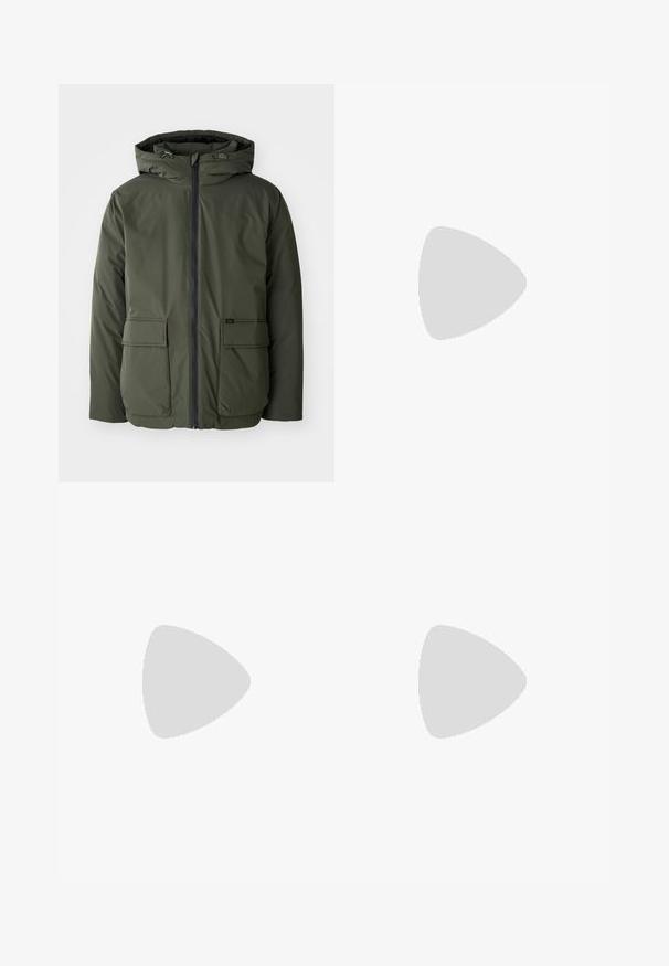 Oliven grøn isoleret jakke med hætte, frontlynlås og to store påsyede lommer. Fremstillet af glat, vandafvisende materiale.; Sort bomulds T-shirt med rund halsudskæring, korte ærmer og lille hvid logo tekst på venstre bryst. Enkel design, klassisk pasform.; Sorte bukser lavet af glat stof, med et lige ben-design, to frontfolder og en standard talje med bæltestropper.; Lædersneakers i sort og creme farveskema, med perforerede detaljer, en polstret krave og en struktureret ydersål.