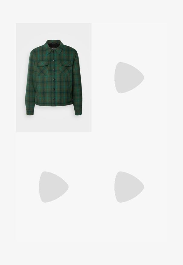 Scotch & Soda CHECKED OVERSHIRT - Jas - green; Scotch & Soda RELAXED FIT BOUND NECKLINE  - T-shirt print - meteorite; Zwarte denim broek met een recht gesneden pasvorm, vijf gebruikersvriendelijke zakken en een sluiting met een knoop aan de voorkant. Soepele textuur met minimale stikdetails.; Zwarte leren instapper met een gladde afwerking, voorzien van een gestikt ontwerp en een decoratieve metalen kettingaccent over de wreef. Platte hak.