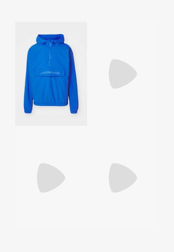 Kék szélvédő dzseki kapucnival, félig cipzáras elülső résszel, rugalmas mandzsettákkal és elülső zsebbel, amelyen fehér "JORDAN" felirat található. Könnyű anyag.; Három fehér csíkos pamut trikó. Felső része kerek nyakkivágású, és a szegély közelében kis fekete címkék találhatók. Több méretben elérhető.; Kék farmernadrág, laza szabással, magas derékkal, öt zsebes kialakítással és varrási díszítésekkel. Gombos és cipzáros záródással rendelkezik.; Fehér sportcipők texturált burkolattal, vastag talppal és szürke részletekkel. Fehér sportzoknival és zöld rövidnadrággal viselve, kék felületen.