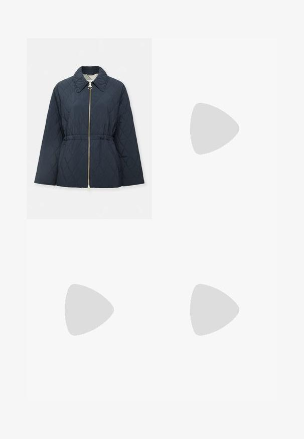 Καπιτονέ ναυτικό μπλε μπουφάν με καμπύλη γιακά, μπροστινό φερμουάρ, ρυθμιζόμενη μέση με κορδόνι και διακριτό σχέδιο διαμαντιών σε όλη την επιφάνεια.; Μαύρο βαμβακερό μπλουζάκι με στρογγυλή λαιμόκοψη, κοντά μανίκια και κεντημένο λογότυπο �στο στήθος. Απλή, χαλαρή γραμμή χωρίς σχέδια.; Samsøe Samsøe SHELLY - Τζιν χαλαρής εφαρμογής - clear cream; Μαύρες δερμάτινες γόβες slingback με μυτερή μύτη, διαθέτοντας λεπτό τακούνι και χρυσή λεπτομέρεια στην ρυθμιζόμενη λωρίδα. Λείος υφές.