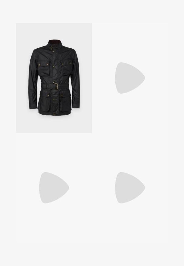 Chaqueta de algodón encerado negra con un cuello alto, cuatro bolsillos frontales, una cintura con cinturón y acentos en metal dorado. Textura suave y diseño estructurado.; Camiseta de algodón negra con cuello redondo, que presenta un ribete a rayas en blanco y verde, y un logo de cocodrilo verde bordado en el lado izquierdo del pecho.; Pantalones cargo negros hechos de una tela ligera, con un corte relajado, dos grandes bolsillos laterales y cierre de botón.; Zapatillas Lacoste en gris oscuro con material de malla y sintético, que cuentan con una suela texturizada y detalles en marrón en el cuello y la marca.