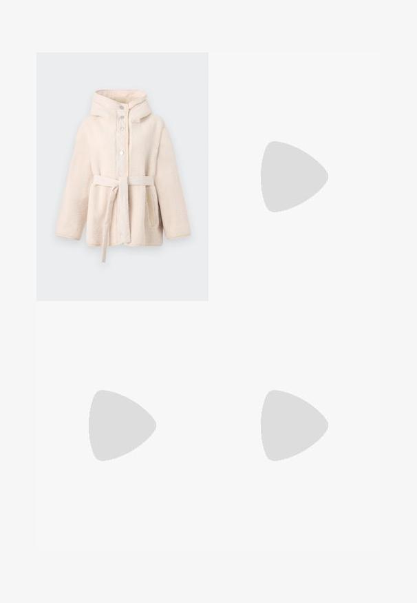 Beige, pörröinen fleece-takki hupulla, edessä napit, vyö vyötäröllä ja sivutaskut. Liukas sisävuori.; Valkoinen lyhythihainen t-paita tummansinisillä vaaka-raitaraidoilla, jossa on brodeerattu "Tommy Hilfiger" -logo rinnassa. Klassinen pyöreä pääntie.; Vaaleansiniset leveälahkeiset farkut, jotka on valmistettu denimistä, ja joissa on korkea vyötärö, taskut ja hapsutetut helmukset. Kankaan voimakkaasti haalistuneessa pesussa on hienovarainen tekstuuri.; Valkoiset nahkakengät paksulla valkoisella pohjalla, mustalla mokkanahkaosuudella kannassa ja kohokuvioitu logo sivulla. Nauhakeskitys kuudella reiällä.