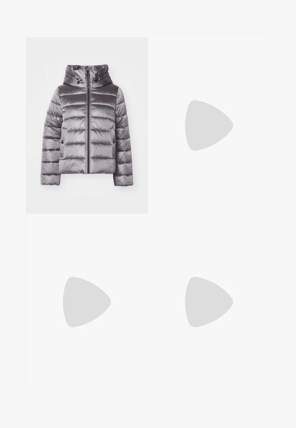 Jachetă puffer gri cu glugă, având un design matlasat, fermoar frontal și accente cu șnur. Fabricată dintr-un material lucios și neted.; Tricou negru din bumbac, cu mâneci scurte, de tip crew neck, cu un design simplu și curat. Fără modele sau embellishments vizibile.; Jeanși negri cu picioare largi, fabricați din denim, cu talie înaltă, stil cu cinci buzunare și închidere cu nasture metalic, cu cusături contrastante.; Botine negre până la gleznă, cu un finisaj de piele lacuită strălucitoare, talpă de cauciuc neagră masivă și toc înălțat; include detalii subtile cu logo pe lateral.