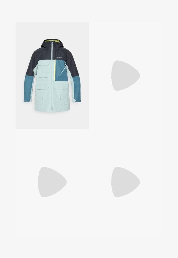 Wodoodporna kurtka w jasnoniebieskim i granatowym kolorze, wyposażona w kaptur, liczne przednie kieszenie oraz zapinaną na zamek kieszeń na klatce piersiowej z żółtym akcentem.; Biała koszulka sportowa z krótkim rękawem, wykonana z materiału odprowadzającego wilgoć. Posiada czarne logo na lewej piersi oraz wzorzystą podszewkę kołnierza.; Czarne spodenki sportowe z elastycznym pasem, białymi paskami po bokach i małym białym logo na udzie. Wykonane z gładkiego, lekkiego materiału.; Czarne buty sportowe z teksturowaną siateczką u góry, białymi paskami akcentującymi, amortyzującą podeszwą i wzmocnionym piętą dla wsparcia.