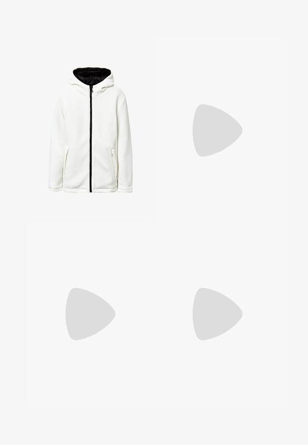 Weiße Kapuzenjacke mit einem strukturierten, gerippten Design. Sie verfügt über einen schwarzen Reißverschluss, eine gefütterte Kapuze und zwei Seitentaschen.; Weiße Baumwoll-T-Shirt mit kurzen Ärmeln, rundem Ausschnitt, lockerer Passform und ohne sichtbare Logos oder Muster. Glatte Textur und minimalistisches Design.; Schwarze Jogginghosen aus weichem Stoff, mit einem elastischen Taillenbund und Kordelzug, gerippten Bündchen und einem kleinen Logo am linken Oberschenkel.; Weiße Leder-Sneaker mit Perforationen, runder Zehenpartie, flacher Sohle und dicken Schnürsenkeln, mit sichtbar eingesticktem Swoosh-Logo und "AIR" an der Ferse.