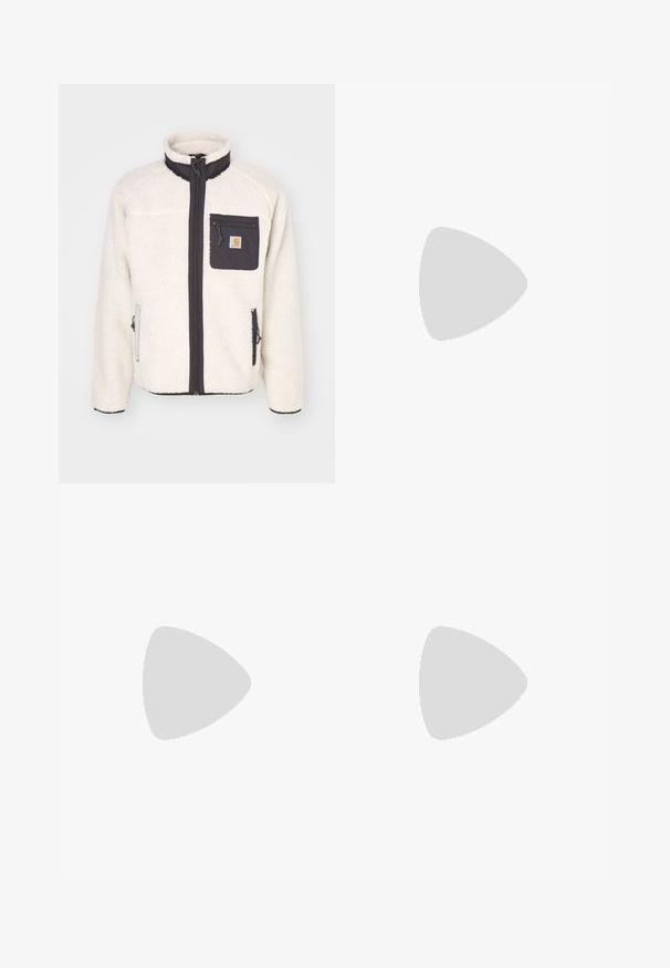 Fleecejacka i off-white med en svart dragkedjeficka på bröstet. Har sidofickor med dragkedja, hög krage och ribbade manschetter. Texturerad tyg.; Vit långärmad T-shirt i bomull. Rundhalsdesign med ribbad mudd och en liten logotyp på vänster ärm. Slät textur.; Ljusblå denimjeans med rak bendesign, midjehög midja, fem fickor samt knapp- och dragkedjestängning.; Puma-sneakers i vit och svart mocka, med en brun gummisula. Kombinerade med vita strumpor som visar upp en svart logotyp, bärs tillsammans med mörka byxor.