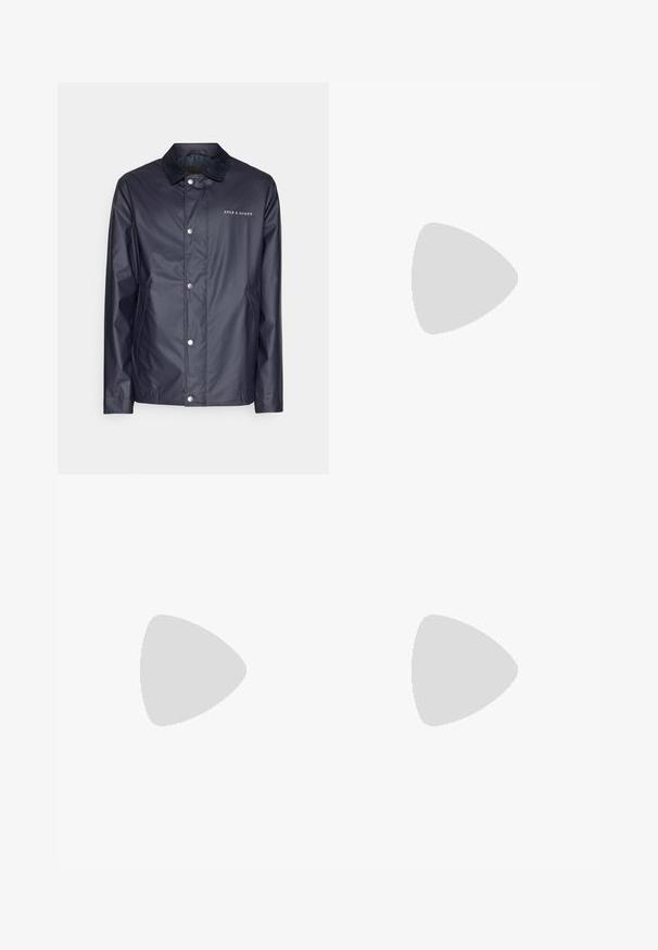 Mornarska vodoodporna jakna s snap zapiranjem, mehkimi črnimi ovratniki, logotipom Lyle & Scott in stranskimi žepi. Gladka tekstura, sproščen dizajn.; BOSS TEE - Navadna majica - open white; Bež cottone hlače s ravnim krojem, ki imajo gumbasto zapiranje in nabore spredaj za dodatne detajle.; Črne usnjene teniske z gladko teksturo, okroglo konico in črnimi vezalkami. Imajo debel bel gumijast podplat s subtilnimi geometrijskimi poudarki.