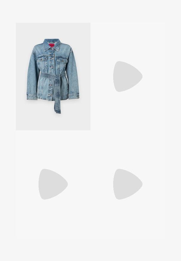 Chaqueta de mezclilla azul claro con cintura ceñida, cuello puntiagudo y dos bolsillos en el pecho. Presenta botones plateados y una textura ligeramente desgastada.; Camiseta de algodón negra con cuello redondo, mangas cortas y un logo bordado en el pecho. Ajuste simple y relajado sin patrones.; Pantalones de pierna ancha negros, confeccionados en una tela suave, con una cintura sencilla y sin herrajes o patrones visibles. Líneas nítidas y limpias.; Sandalia de tacón negro de cuero con correa en el tobillo ajustable, diseño de punta abierta y tacón cuadrado. Textura suave, estilo minimalista.