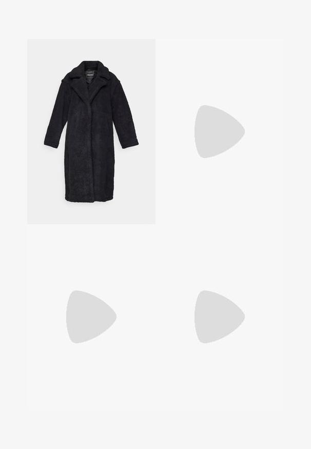 Cappotto lungo e fluffy di colore nero, con collo, apertura frontale e maniche lunghe. Il tessuto ha un aspetto peloso e testurizzato. Senza chiusure visibili.; T-shirt nera a maniche corte realizzata in cotone, con scollo rotondo e orlo dritto. Design semplice e privo di decorazioni.; Pantaloni della tuta grigio chiaro con vita elasticizzata, gambe affusolate e polsini a coste. Realizzati in un morbido tessuto testurizzato. Dettaglio del logo bianco sul lato.; Sneaker sportivo in bianco, grigio e nero. Presenta materiali in suede e tessuto, punta perforata e logo sul lato. Suola in gomma.