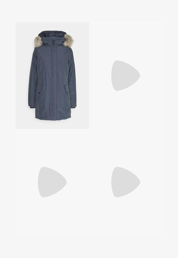 Námořnická modrá parka s kapucí lemovanou kožešinou, zipovým uzavřením, dvěma bočními kapsami a hladkým, voděodolným povrchem.; Černé bavlněné tričko s krátkými rukávy a kulatým výstřihem, na hrudi má bílé logo Adidas. Jednoduchý design, uvolněný střih.; Černé široké tepláky vyrobené z měkké tkaniny, s elastickým pasem a malým logem na levé straně.; Černé lakované tenisky se třemi bílými pruhy, černými tkaničkami a texturovanou černou podrážkou, spárované s olivovými kalhotami.