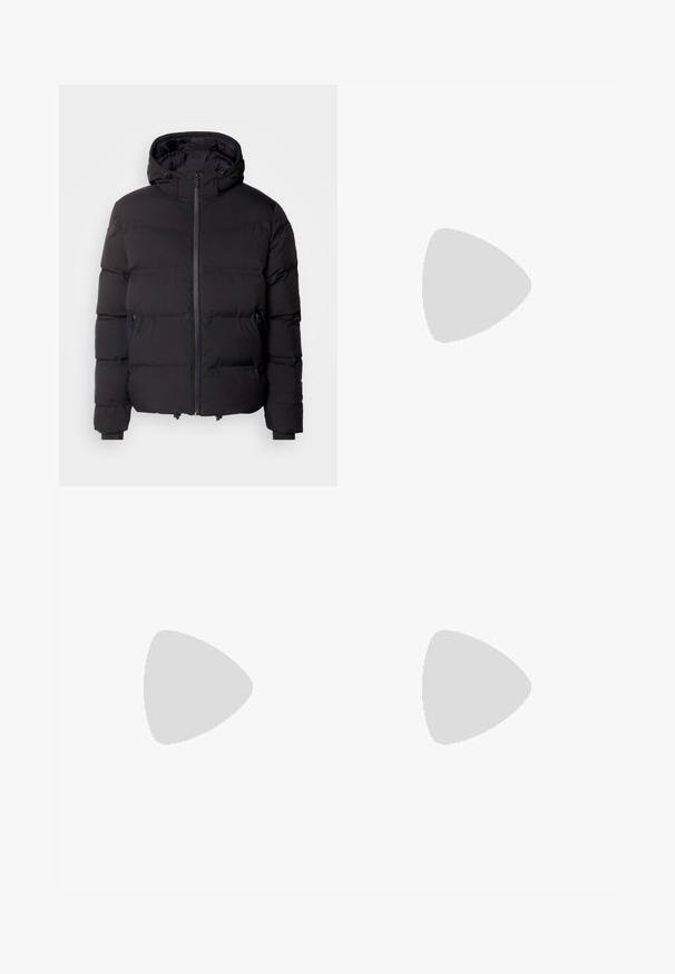 Czarna kurtka puchowa z kapturem, z zamkiem błyskawicznym z przodu, dwoma bocznymi kieszeniami na zamek i pikowaną strukturą dla lepszej izolacji.; Czarny sweter z golfem wykonany z miękkiego materiału, z długimi rękawami i dopasowanym krojem. Żebrowane wykończenie na dolnym brzegu i mankietach. Prosty design.; Jasnoszare spodnie o gładkiej fakturze, z płaskim przodem i prostymi nogawkami. Wykonane z przewiewnej tkaniny, z wewnętrznymi kieszeniami i pętelkami na pasek.; Czarny skórzany but za kostkę z okrągłym noskiem, gładką fakturą, minimalnym przeszyciem i niskim gumowym obcasem. Logo na pięcie.