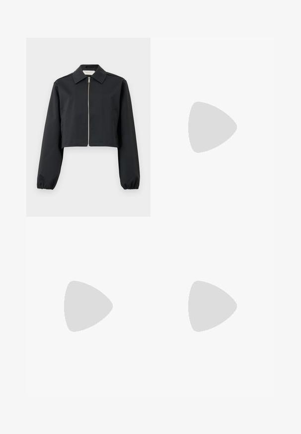 Jaqueta cropped preta feita de tecido liso, apresentando um colarinho, fecho frontal com zíper e punhos elásticos. Design simples sem padrões.; T-shirt de algodão preto com decote em V e mangas curtas. Design simples com um corte regular e sem padrões ou detalhes.; Calças de algodão brancas com um design de perna reta, apresentando uma cintura de altura média e sem hardware ou padrões visíveis. Textura suave por toda a peça.; Sandálias de salto alto em couro preto com um salto curvado e fino e um design de tiras cruzadas. Correia ajustável no tornozelo. Textura suave.