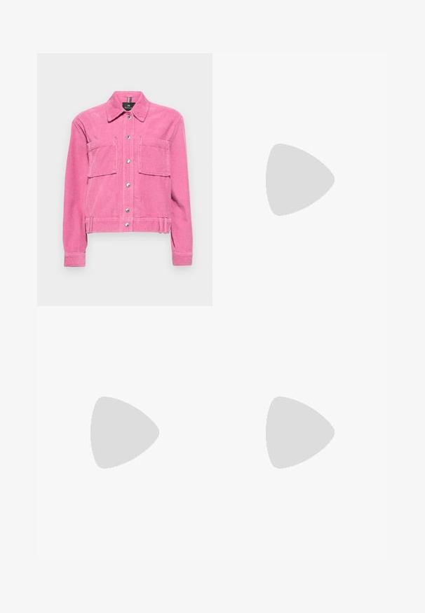 PS Paul Smith WOMENS JACKET - Lahka jakna - pink; Bela bombažna majica s kratkimi rokavi, okroglim izrezom, sproščenim krojem in šivanim robom. Oznaka vidna na notranji strani izreza.; Črne kratke hlače do kolen, narejene iz bombaža, s ravnim sprednjim delom, passom za pas in brez vidnih žepov. Gladka tekstura in prilagojen kroj.; Črne usnjene gležnjarje s šiljastim nosom in elegantnim dizajnom. Imajo nizko peto in zadrgo na zadnji strani. Gladka tekstura.