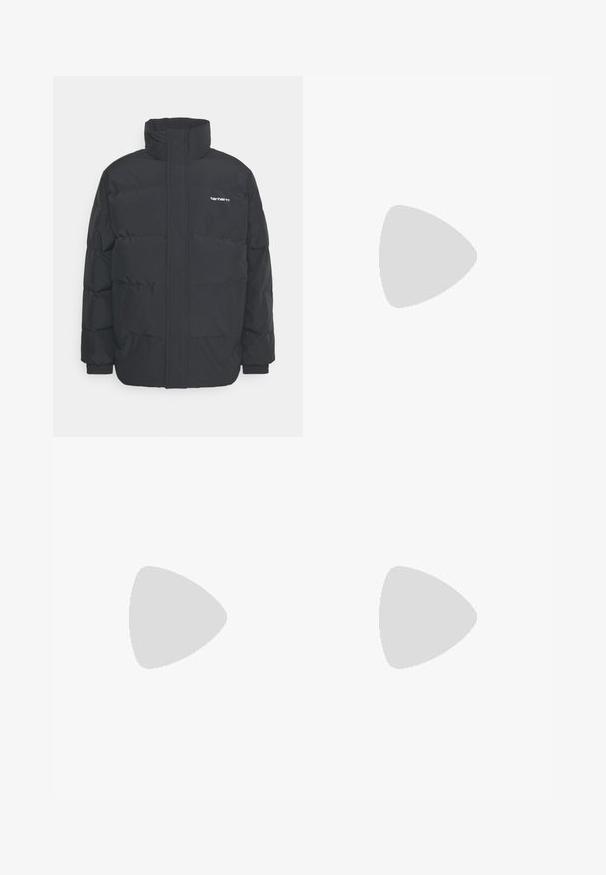 Svart pufferjacka med hög krage, dragkedja framtill och elastiska muddar. Har en ficka och en liten logotyp på bröstet. Texturerad yta.; Vit bomullströja med korta ärmar, rund halsringning, med en liten guldlogotyp på vänster bröstområde. Mjuk textur och vanlig passform.; Mörkblå denimjeans med hög midja, rak bendesign, kontrasterande sömmar och fickor på framsidan.; Svarta mockaskor med vita gummisulor och sidoväggar, kombinerade med ljusgröna cargobyxor, stående på en texturerad mörk yta.