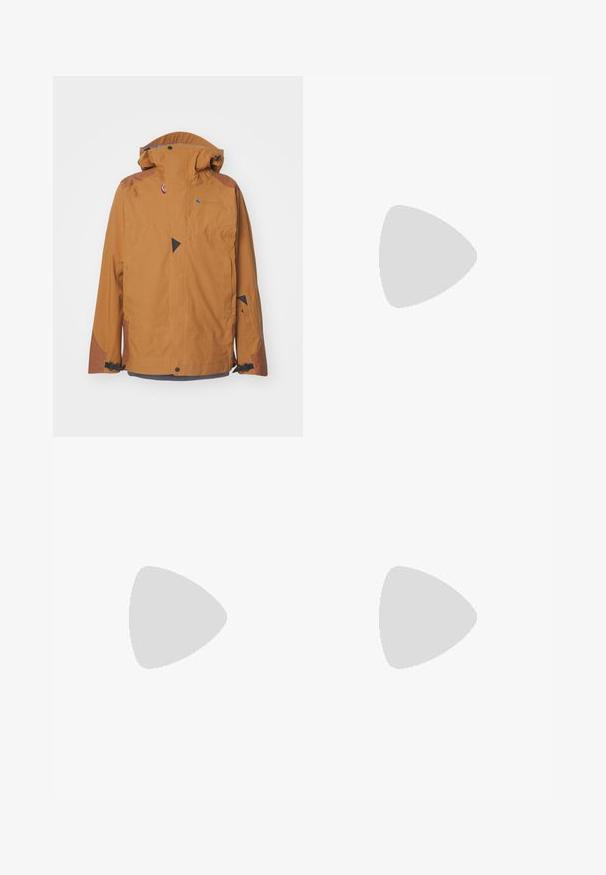 Klättermusen BRAGE JACKET - Jachetă schi - mustard; Salomon TRACKLINE TEE - Bluză sport - gray green; The North Face HORIZON PANT - Pantaloni outdoor - black; Încălțăminte pentru exterior cu un design gri și albastru închis, fabricată dintr-un material texturat, cu o talpă solidă și un sistem de șireturi ajustabil pentru o fixare sigură.
